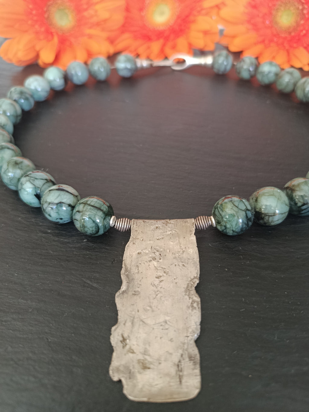 Collier aus Afrikanischem Smaragd mit Silberplatte 925