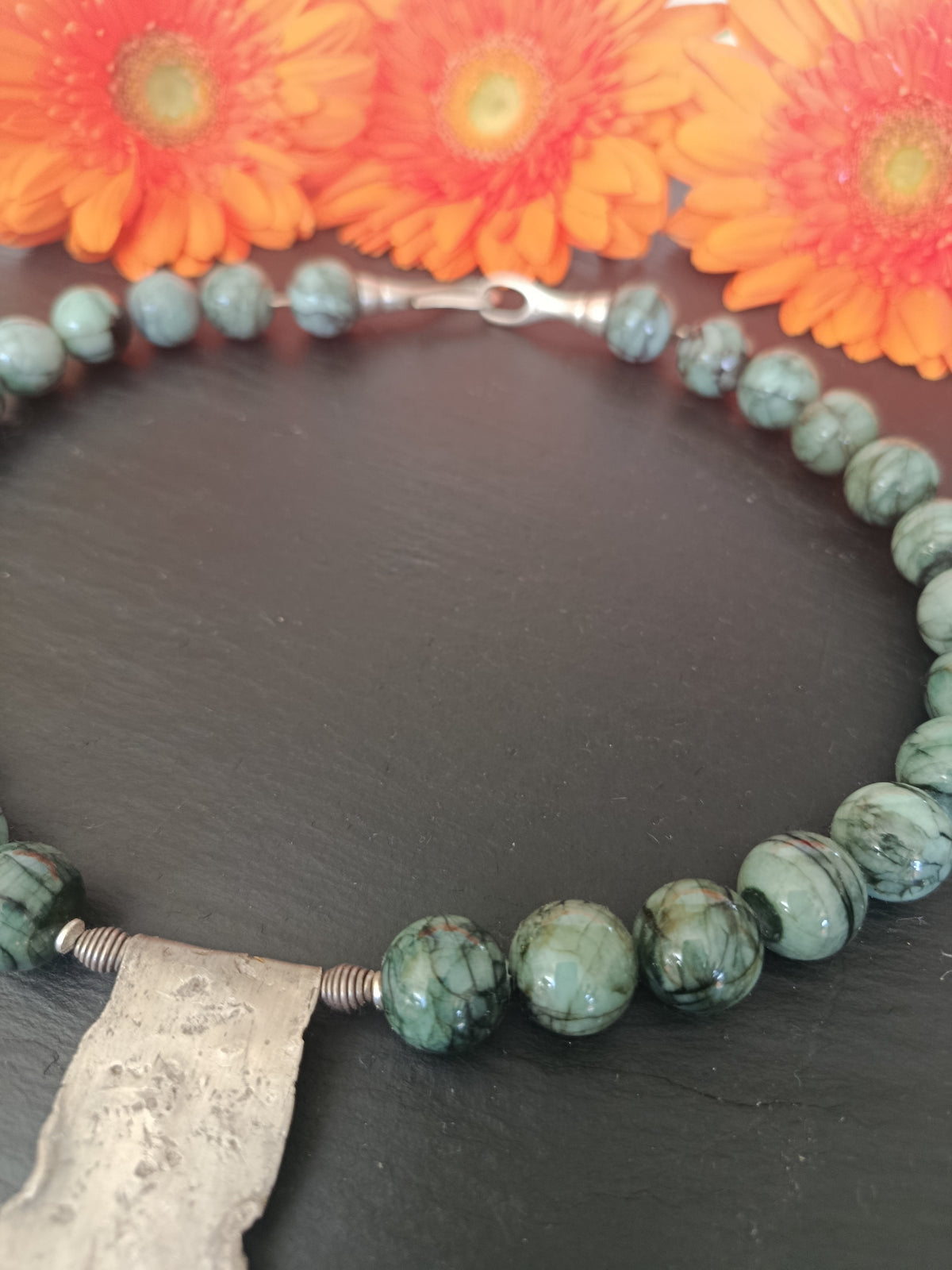 Collier aus Afrikanischem Smaragd mit Silberplatte 925