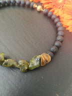 Collier aus Lava und Olivin