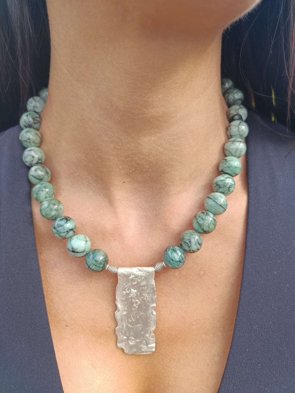 Collier aus Afrikanischem Smaragd mit Silberplatte 925