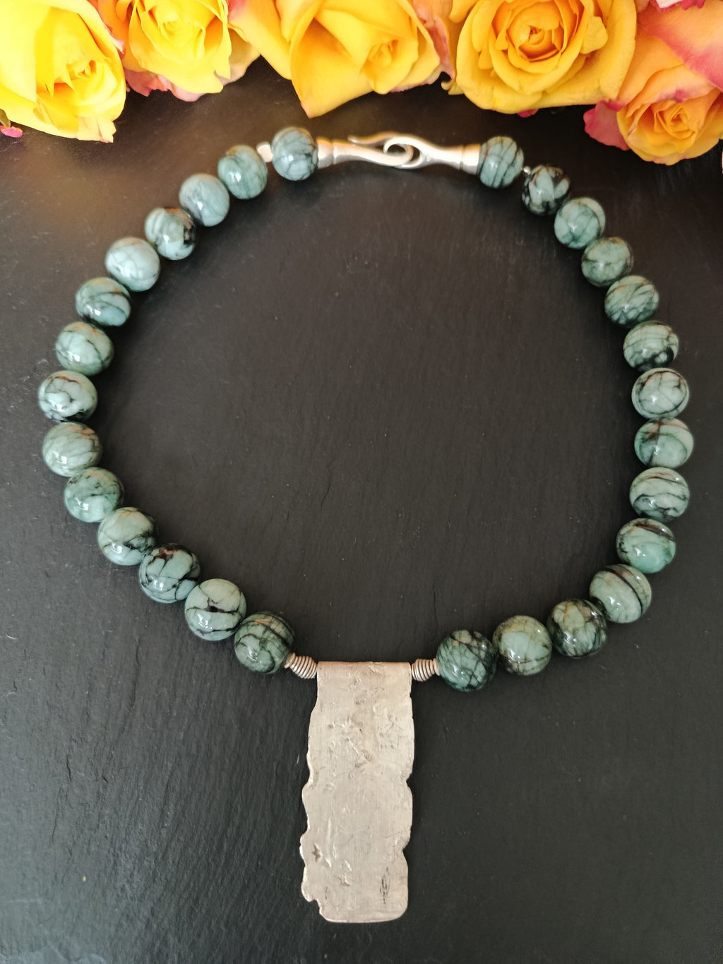 Collier aus Afrikanischem Smaragd mit Silberplatte 925