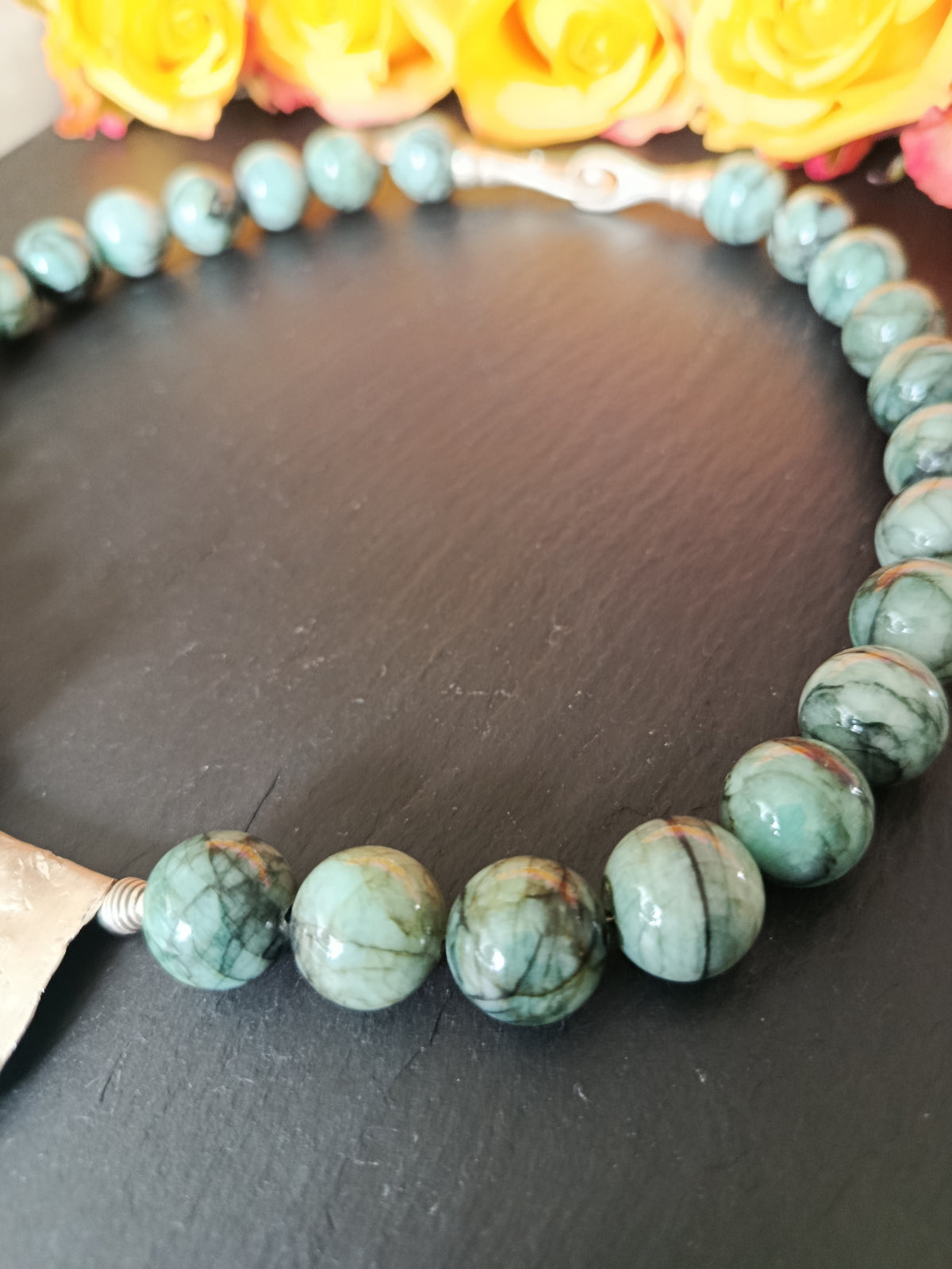 Collier aus Afrikanischem Smaragd mit Silberplatte 925