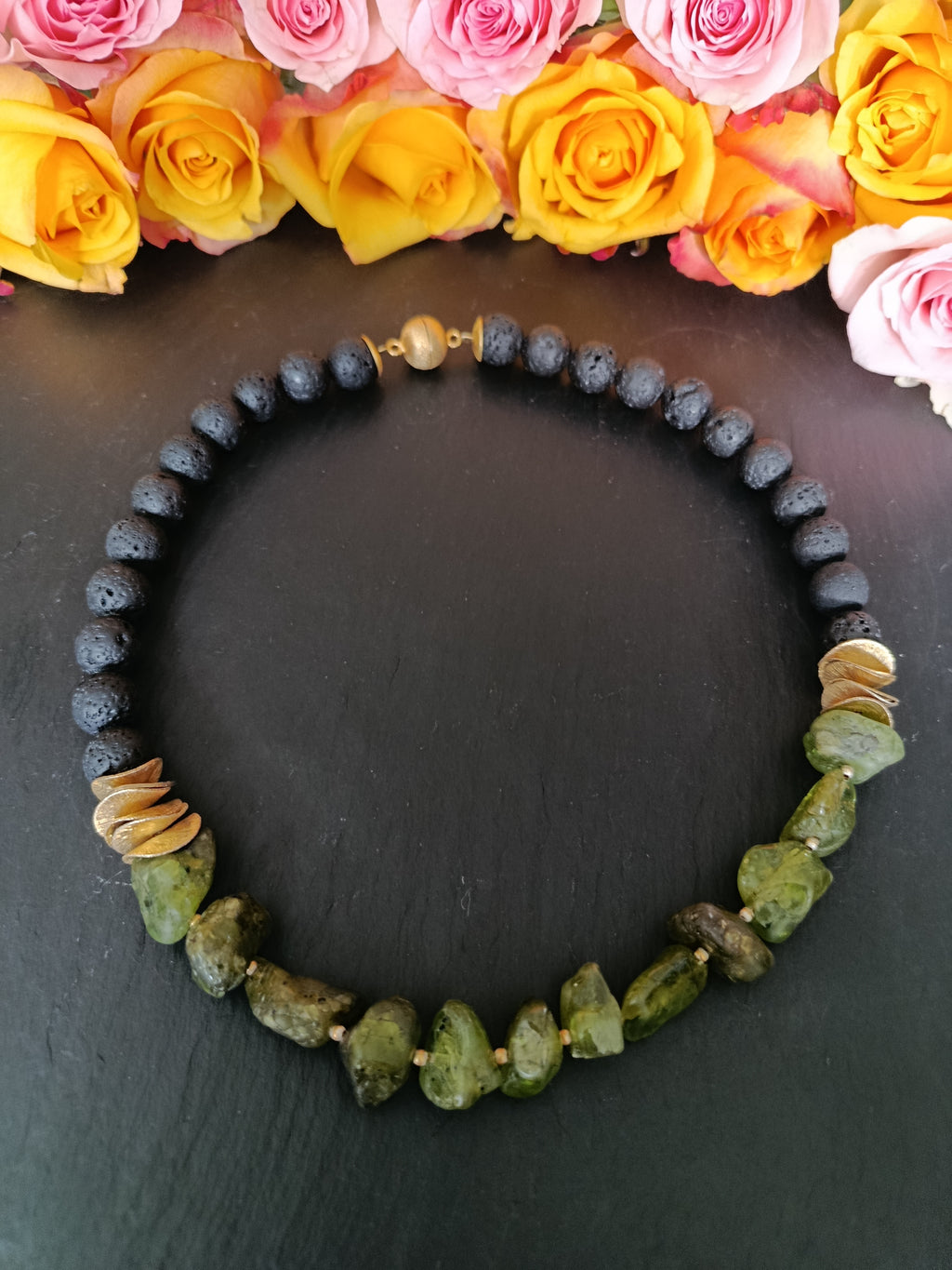 Collier aus Lava und Olivin