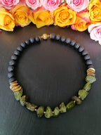 Collier aus Lava und Olivin