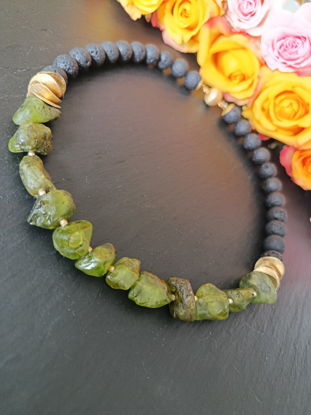 Collier aus Lava und Olivin