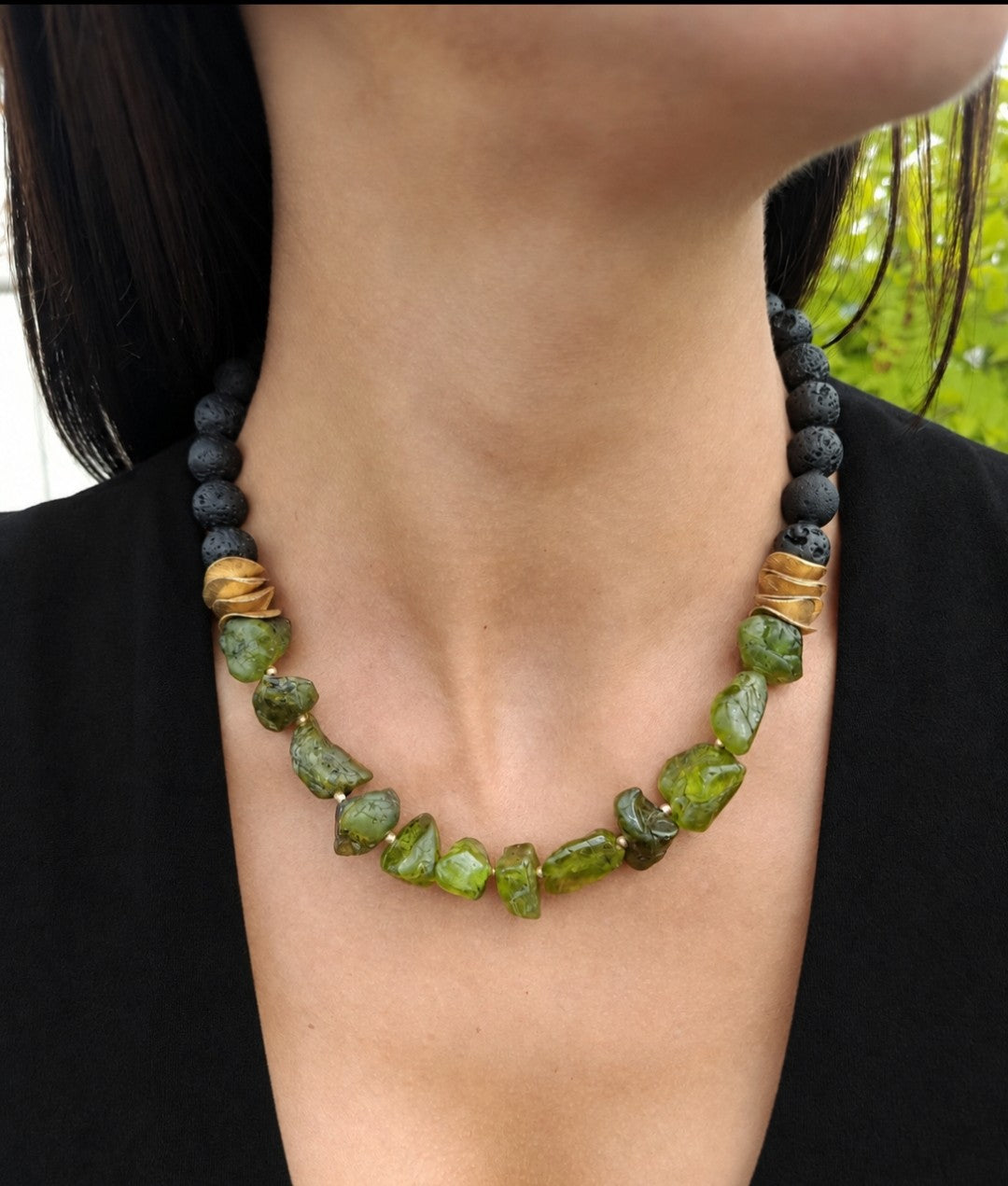 Collier aus Lava und Olivin